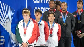 Santiago Blanco (cuarto atleta con el uniforme de México) en el podió de los Juegos Centroamericanos y del Caribe 2026 | Gobierno de Puebla