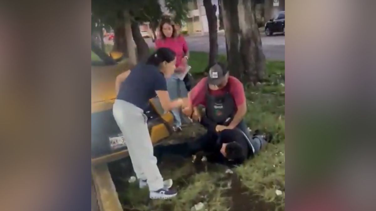 Testigos y vecinos de la zona aseguran al presunto delincuente tras el robo de una computadora y un celular / Redes sociales