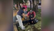 Testigos y vecinos de la zona aseguran al presunto delincuente tras el robo de una computadora y un celular / Redes sociales