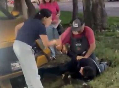 Testigos y vecinos de la zona aseguran al presunto delincuente tras el robo de una computadora y un celular / Redes sociales