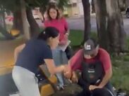 Testigos y vecinos de la zona aseguran al presunto delincuente tras el robo de una computadora y un celular / Redes sociales