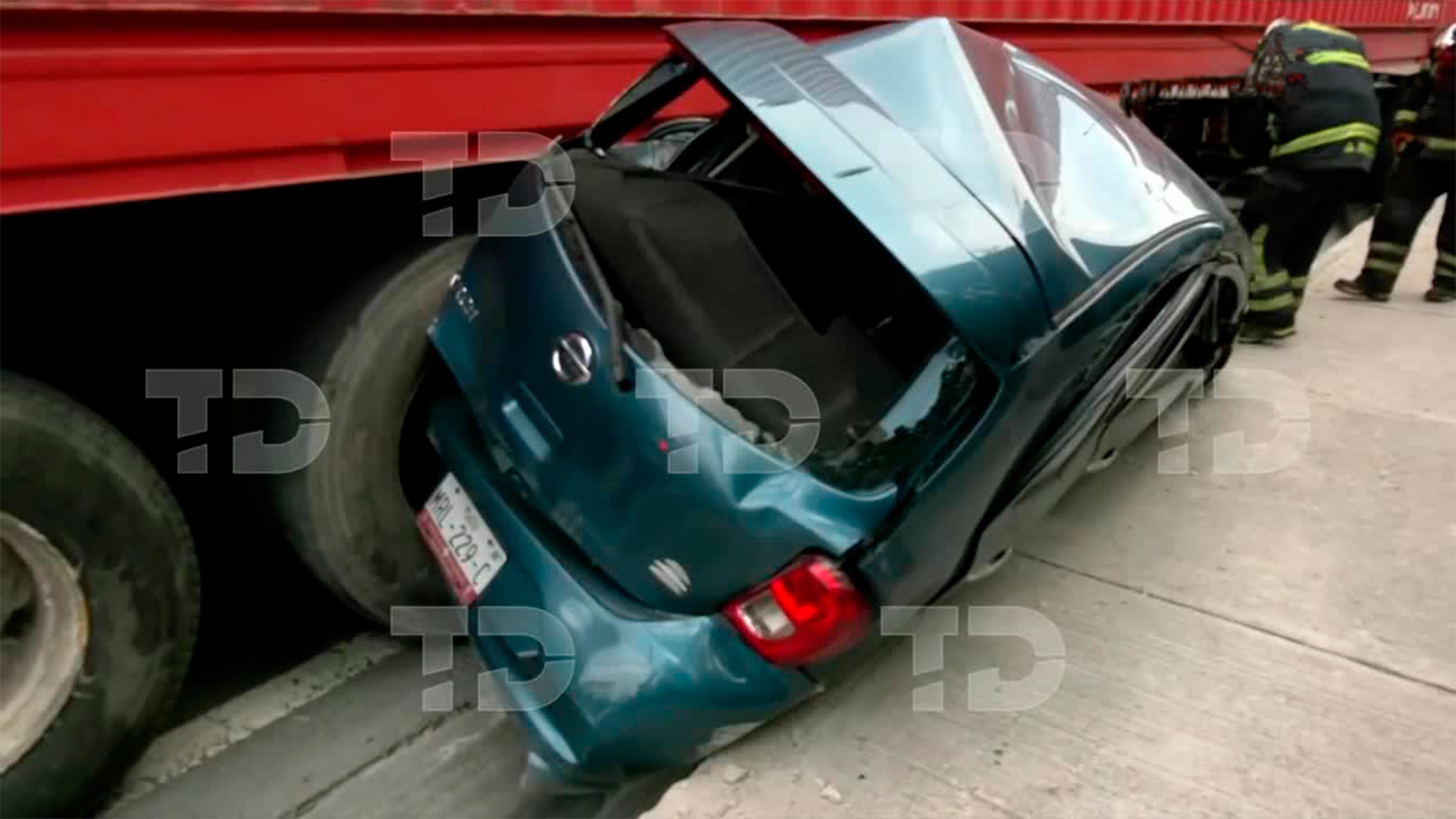 Tráiler sin frenos aplasta auto en CdMx: 5 personas, incluidos 4 menores, con lesiones menores en la Miguel Hidalgo.