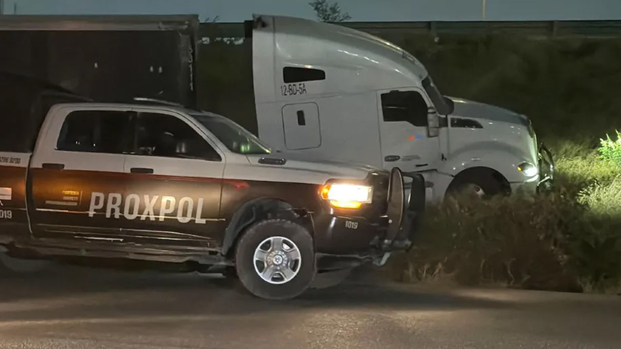 Autoridades investigan un presunto asalto contra el conductor de un tráiler en Escobedo.