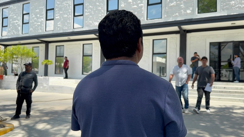 Hombre de espaldas afuera de la fiscalía de Tuxtla Gutiérrez, Chiapas.