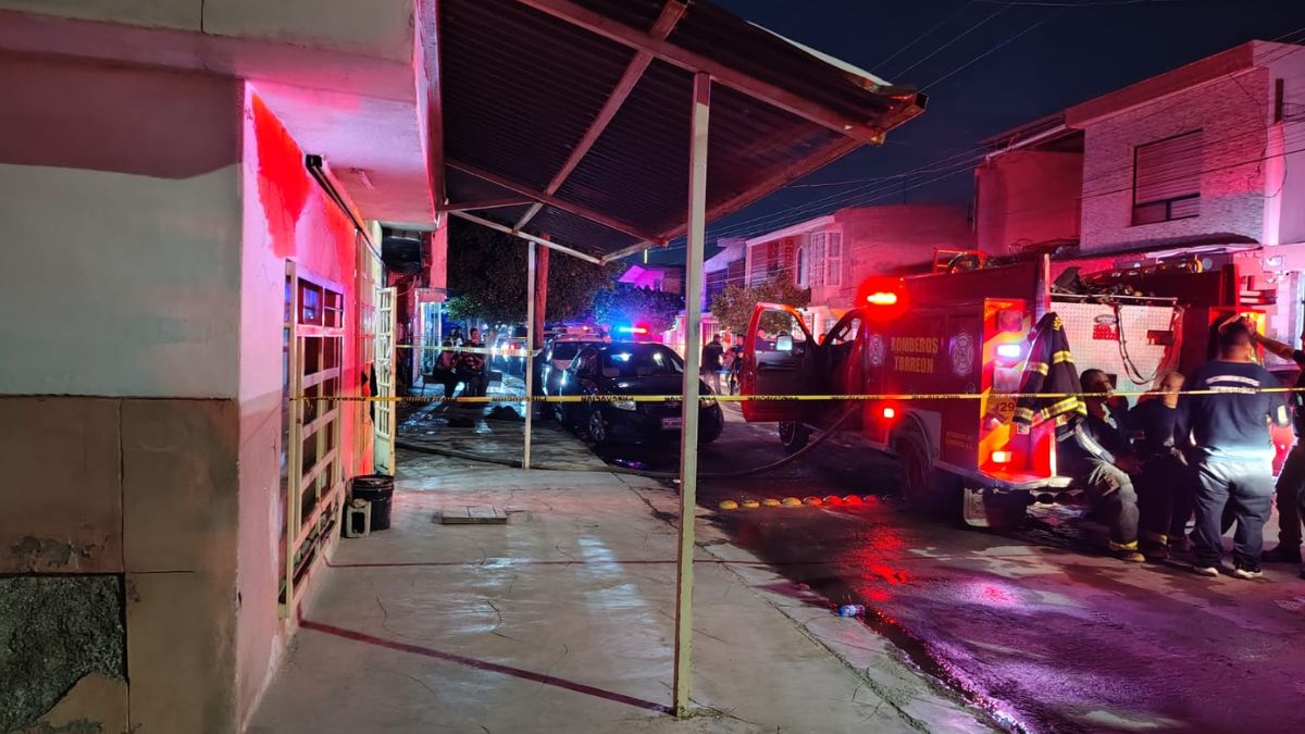Una menor de 12 años, sobrina de la fallecida, logró escapar con vida entre el denso humo y las llamas; una mujer y su hijo fallecieron.