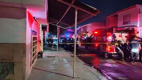 Una menor de 12 años, sobrina de la fallecida, logró escapar con vida entre el denso humo y las llamas; una mujer y su hijo fallecieron.