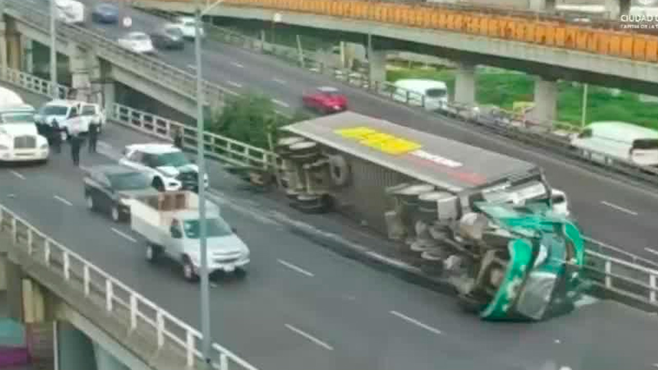 Cámaras del C5 captan rapiña tras volcadura de un tráiler en la Venustiano Carranza