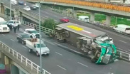 Cámaras del C5 captan rapiña tras volcadura de un tráiler en la Venustiano Carranza