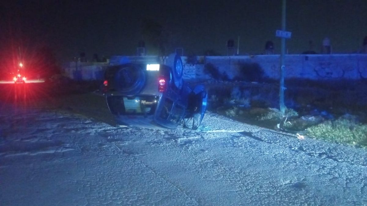 Una camioneta Jeep Liberty terminó con los neumáticos hacia arriba tras impactarse contra un poste de concreto en el fraccionamiento Bosque Real.