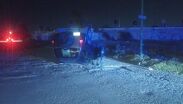 Una camioneta Jeep Liberty terminó con los neumáticos hacia arriba tras impactarse contra un poste de concreto en el fraccionamiento Bosque Real.