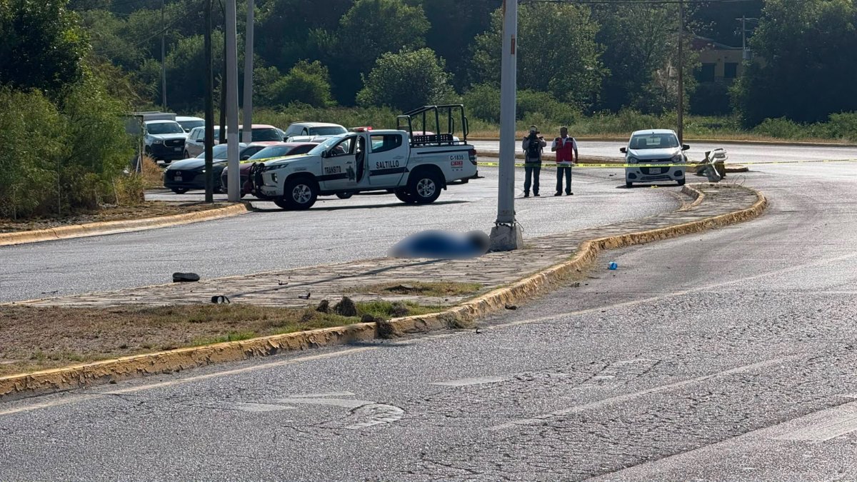 Los elementos de la policía municipal de Saltillo acordonaron un tramo de la vialidad, desviando el tráfico. | Kevin Carranza