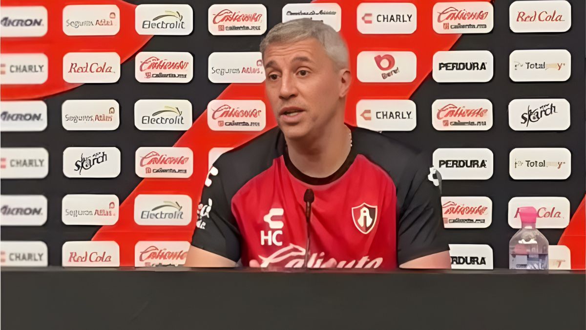 El estratega argentino Hernán Crespo alista su debut en el banquillo rojinegro para enfrentar a Rayados este Sábado.
