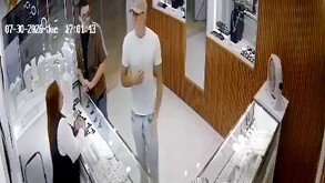Uno de los hampones incluso modeló con una pieza de joyería que le mostró la encargada del negocio / Isabel Zamudio