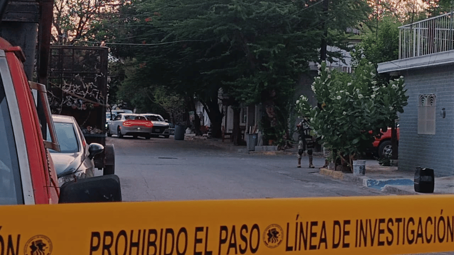 Hombre cae del techo al intentar huir durante cateo en Guadalupe