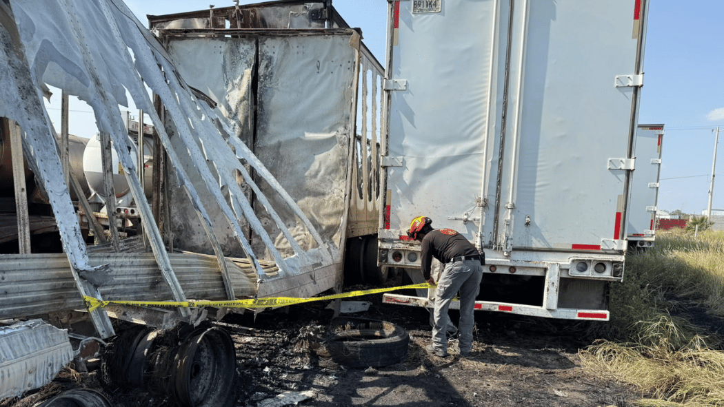 Incendio en pastizal consume cajas de tráiler en Escobedo