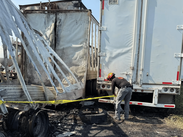 Incendio en pastizal consume cajas de tráiler en Escobedo