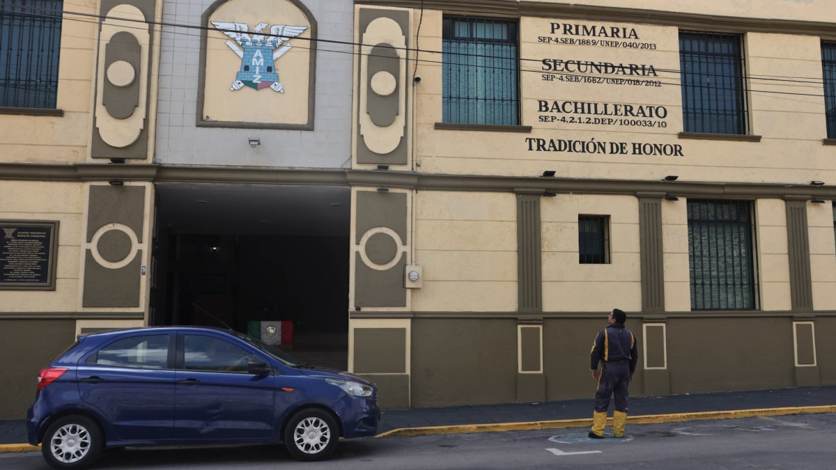 La institución ordenó borrar de la fachada la señalética de "Academia Militarizada" tras las críticas de la SEP federal / Agencia Es Imagen