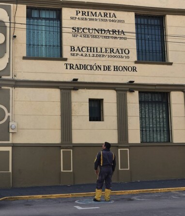 La institución ordenó borrar de la fachada la señalética de "Academia Militarizada" tras las críticas de la SEP federal / Agencia Es Imagen