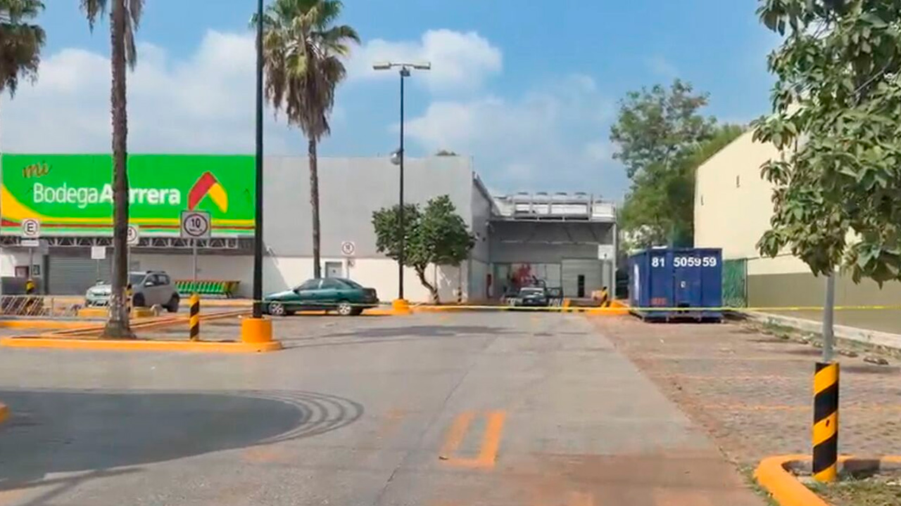 Investigan robo de 666 mil pesos en centro comercial de Allende; ingresaron por el techo
