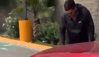La mujer fue arrastrada aproximadamente entre 10 y 15 metros antes de desprenderse.
