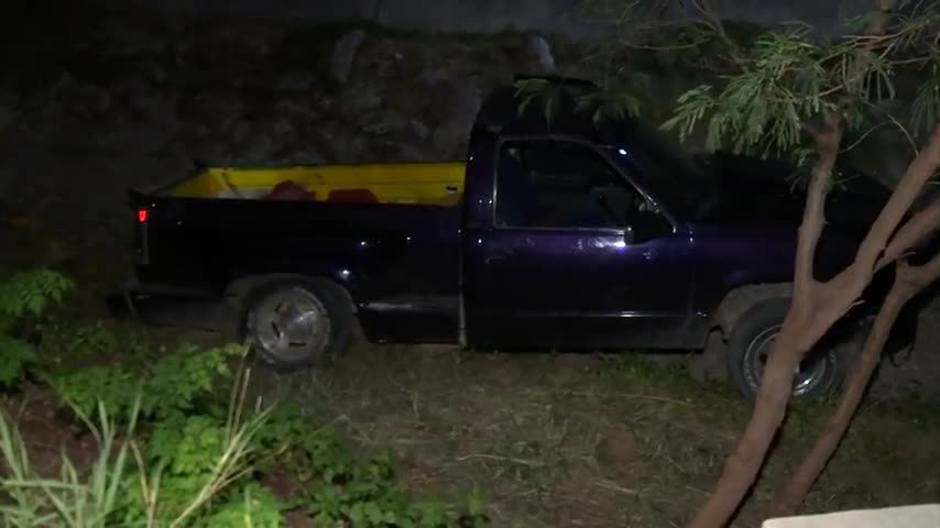 Localizan camioneta con reporte de robo en arroyo al sur de Monterrey