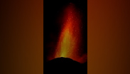 Ríos de lava tras erupción del Etna en Italia