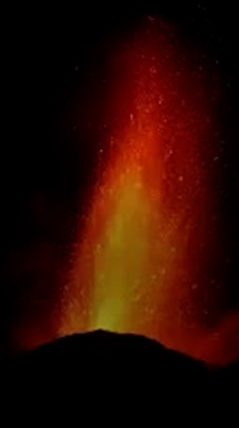 Ríos de lava tras erupción del Etna en Italia