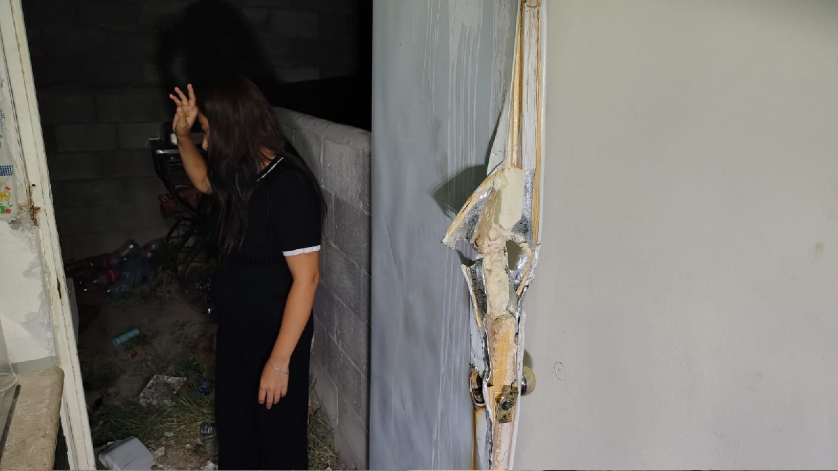 La afectada afirma que fue golpeada y engañada para subir a un camión, donde presuntamente fue arrojada del vehículo en movimiento.