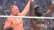 Brock Lesnar con Oba Femi al finalizar el evento.