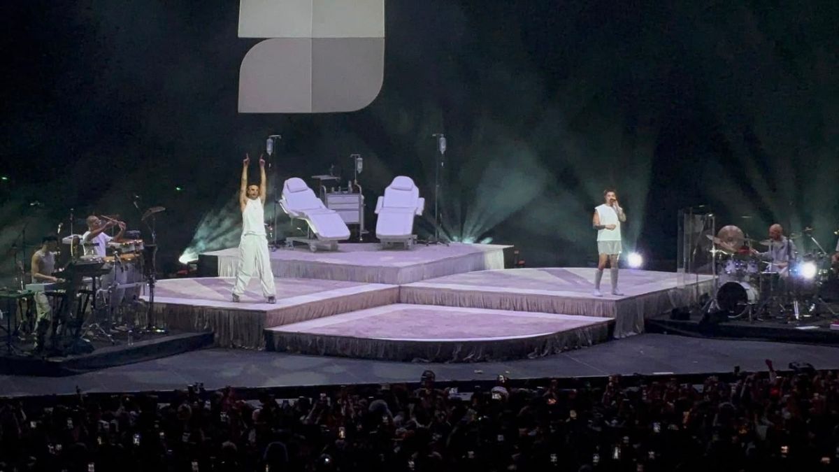 El concierto tuvo una duración aproximada de 90 minutos.
