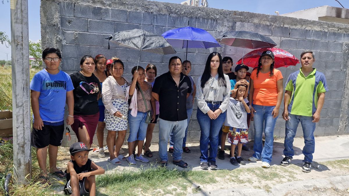 En este lapso, los vecinos han acarreando agua de una iglesia cercana.| Especial