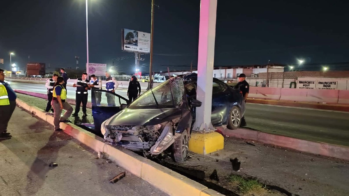 El percance ocurrió de madrugada sobre el periférico Raúl López Sánchez; uno de los ocupantes murió prensado y el otro no sobrevivió.