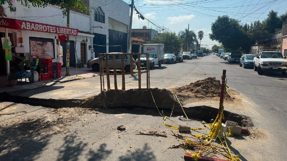 El socavón se formó sobre la calle Francisco de Ayza en la colonia San Juan Bosco