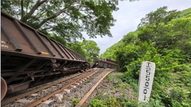 Accidente ferroviario en Tecomán deja varios vagones fuera de las vías | Arnoldo Delgadilll
