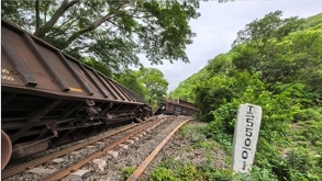 Accidente ferroviario en Tecomán deja varios vagones fuera de las vías | Arnoldo Delgadilll