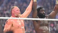 Brock Lesnar con Oba Femi al finalizar el evento.