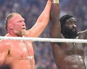 Brock Lesnar con Oba Femi al finalizar el evento.