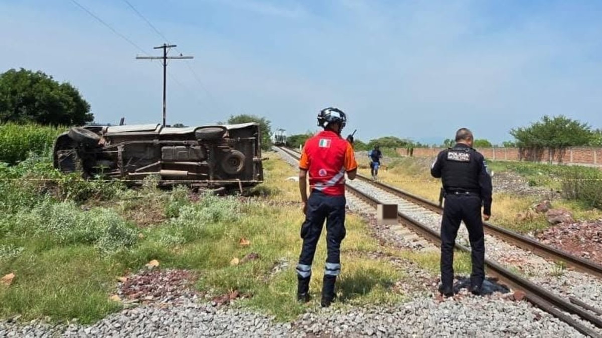 Una camioneta tipo pick-up circulaba con dirección a Purísima de Covarrubias cuando intentó atravesar el paso ferroviario. | Redes sociales.