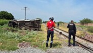 Una camioneta tipo pick-up circulaba con dirección a Purísima de Covarrubias cuando intentó atravesar el paso ferroviario. | Redes sociales.