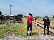 Una camioneta tipo pick-up circulaba con dirección a Purísima de Covarrubias cuando intentó atravesar el paso ferroviario. | Redes sociales.