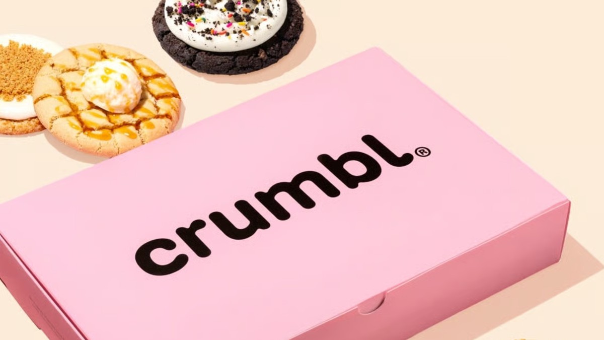 Galletas de Crumbl Cookies en su icónico empaque rosa, listas para ser disfrutadas en México. | Crumbl Cookies