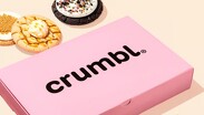 Galletas de Crumbl Cookies en su icónico empaque rosa, listas para ser disfrutadas en México. | Crumbl Cookies