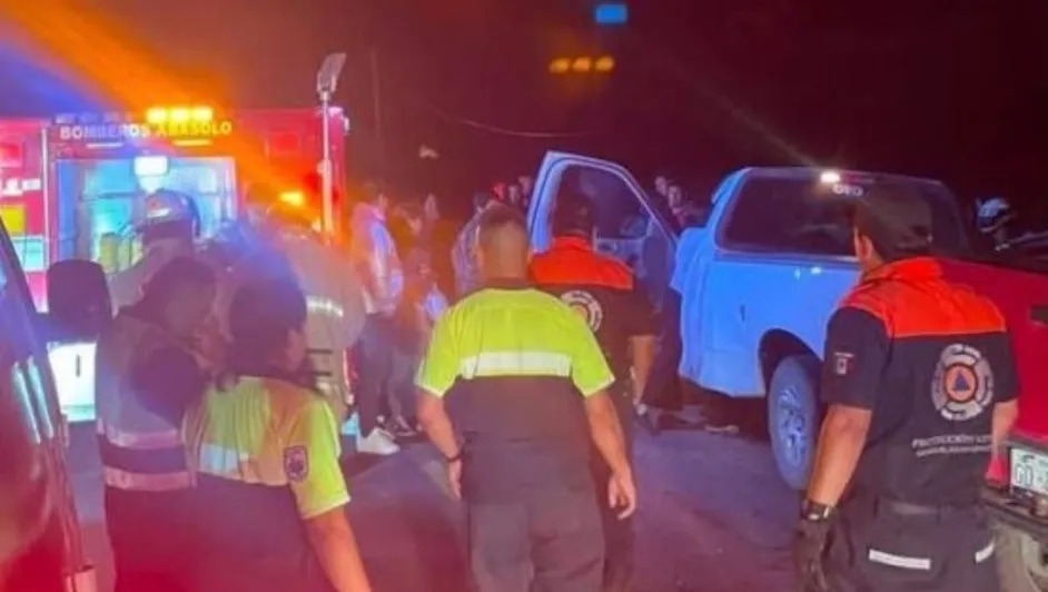 Tras recibir el reporte del accidente personal de seguridad pública arribaron a la zona para auxiliar a la personas involucradas | Redes sociales