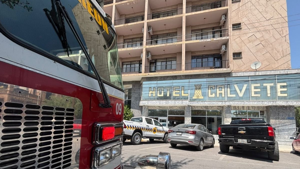 Tras el rescate y recibir agua para evitar la deshidratación, ambos manifestaron su molestia por el deficiente servicio del lugar.