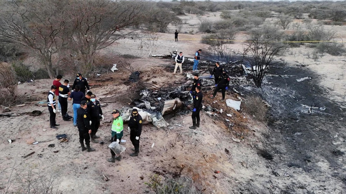 Los restos calcinados de la avioneta quedaron esparcidos sobre el terreno desértico | AP: Genry Bautista