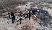 Los restos calcinados de la avioneta quedaron esparcidos sobre el terreno desértico | AP: Genry Bautista