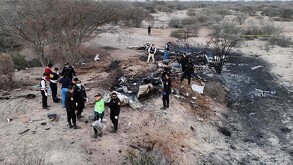Los restos calcinados de la avioneta quedaron esparcidos sobre el terreno desértico | AP: Genry Bautista