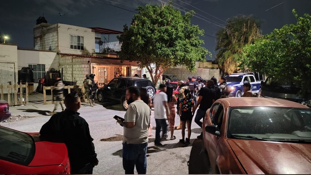 Socorristas de la Cruz Roja revisaron al afectado, quien presentaba golpes y marcas de la agresión, sin ameritar traslado hospitalario.