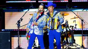 Los Tigres del Norte interpretaron temas como "La Mesa del Rincón" y "Ni Parientes Somos". | Jorge López
