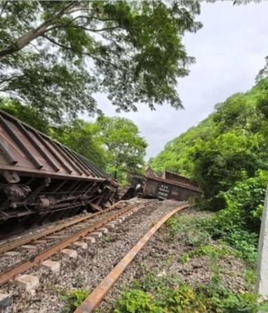 Accidente ferroviario en Tecomán deja varios vagones fuera de las vías | Arnoldo Delgadilll